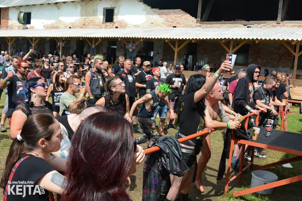 Totální punková jízda - to byl druhý den Kravín Festu