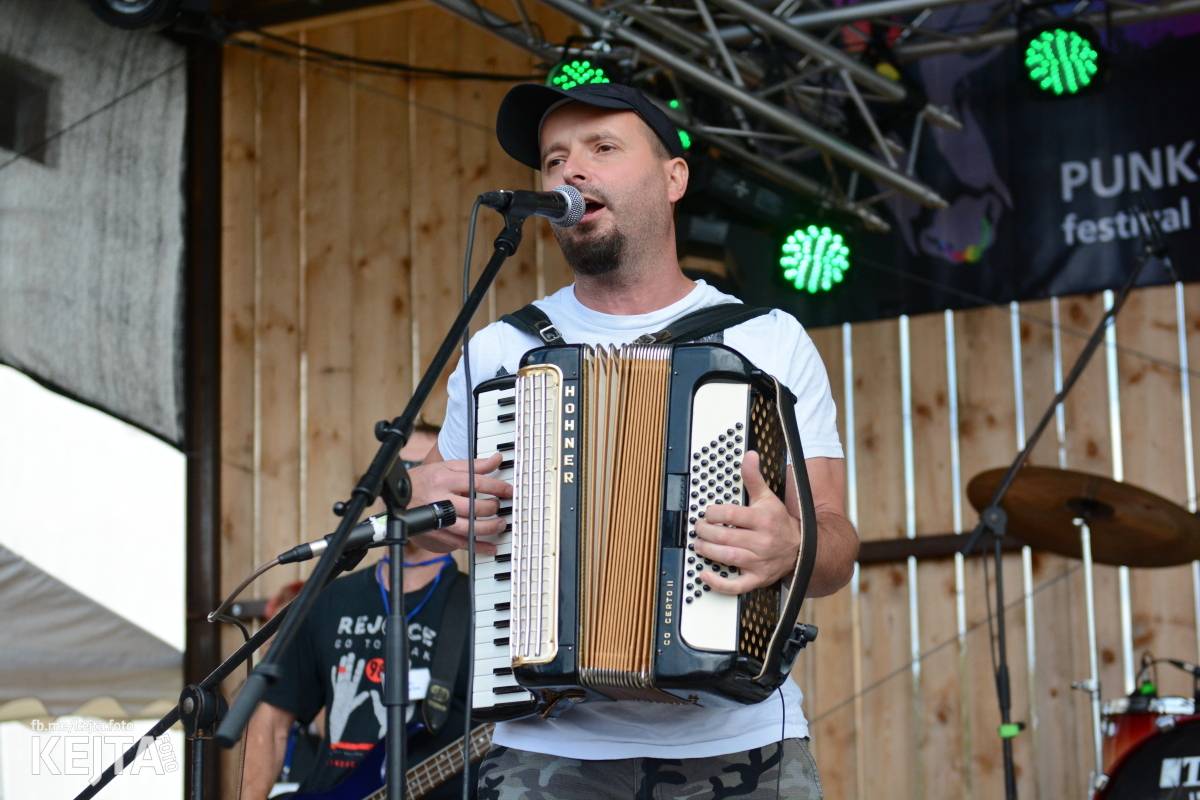 Totální punková jízda - to byl druhý den Kravín Festu