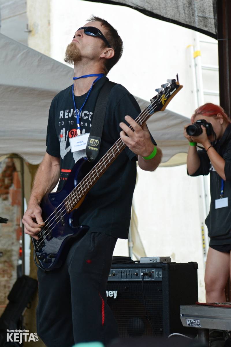 Totální punková jízda - to byl druhý den Kravín Festu