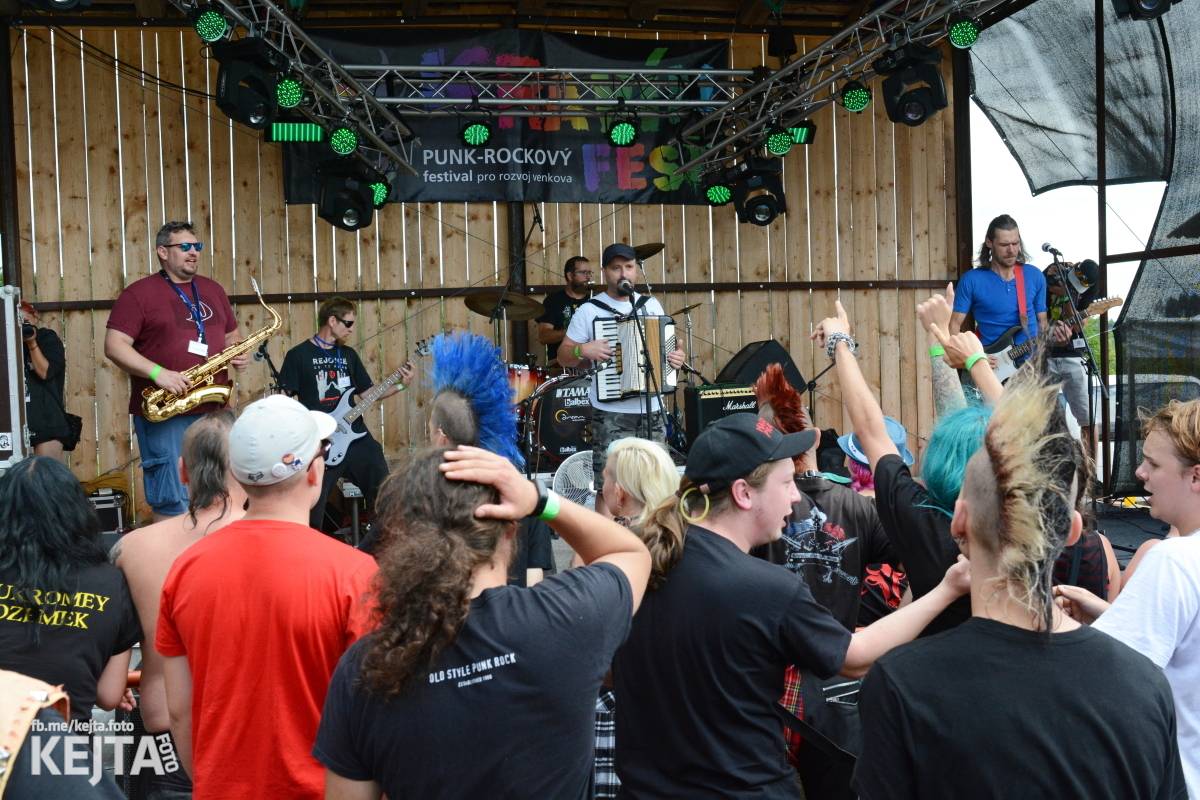 Totální punková jízda - to byl druhý den Kravín Festu