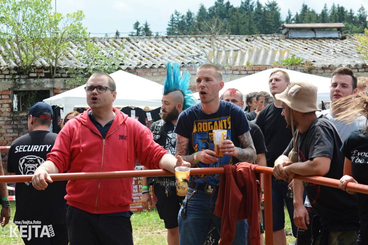 Totální punková jízda - to byl druhý den Kravín Festu