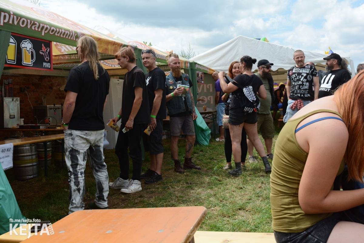 Totální punková jízda - to byl druhý den Kravín Festu