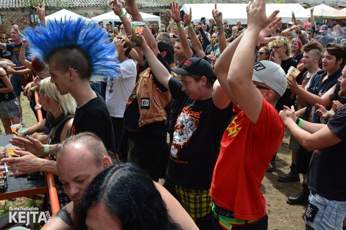 Totální punková jízda - to byl druhý den Kravín Festu