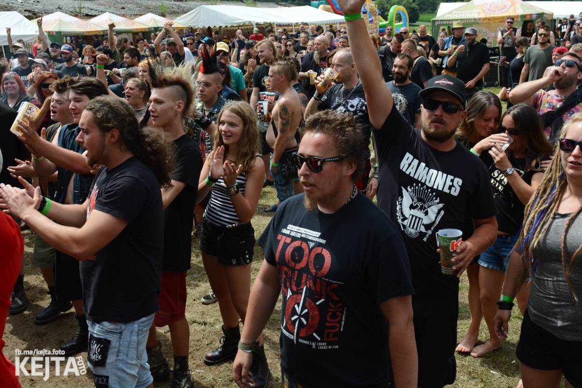 Totální punková jízda - to byl druhý den Kravín Festu