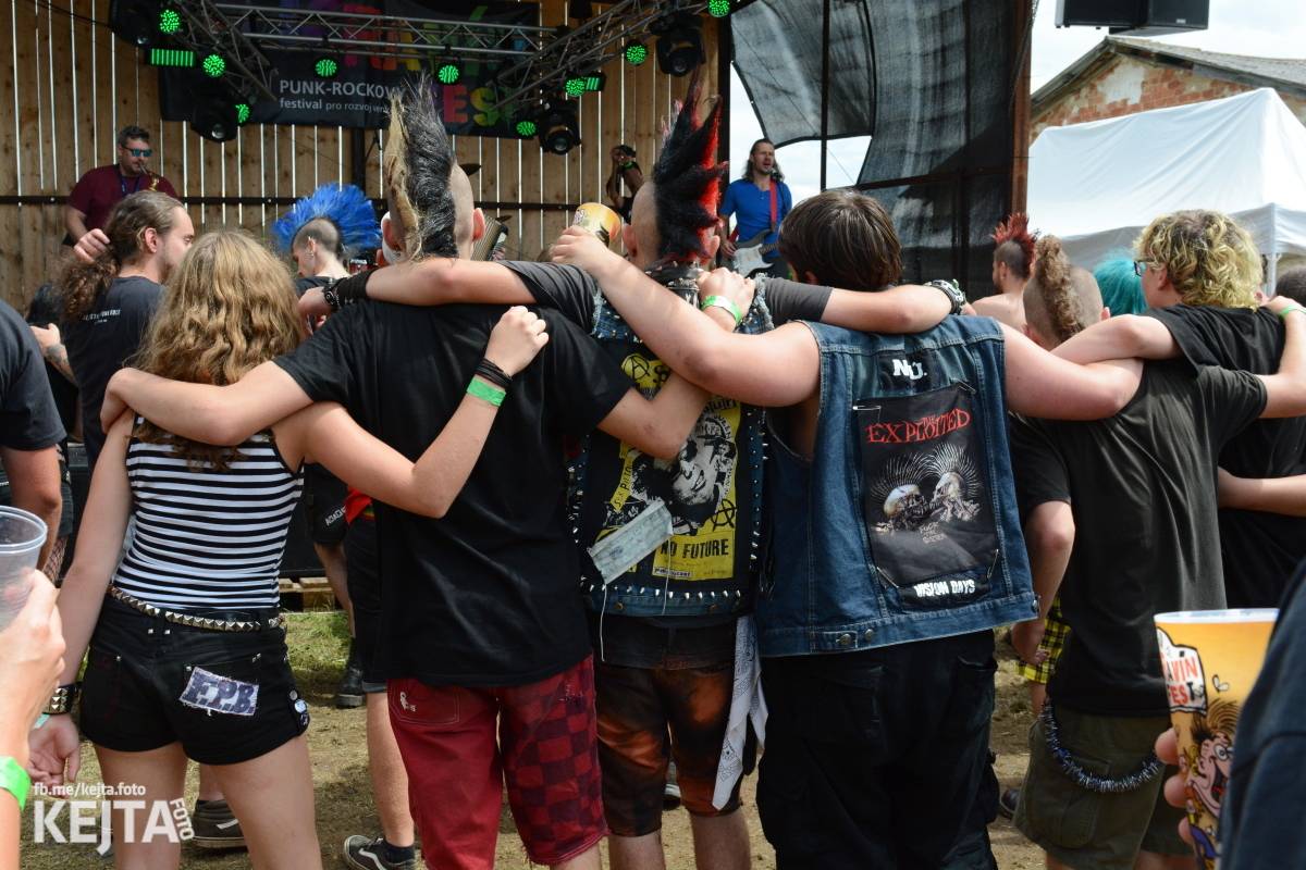 Totální punková jízda - to byl druhý den Kravín Festu