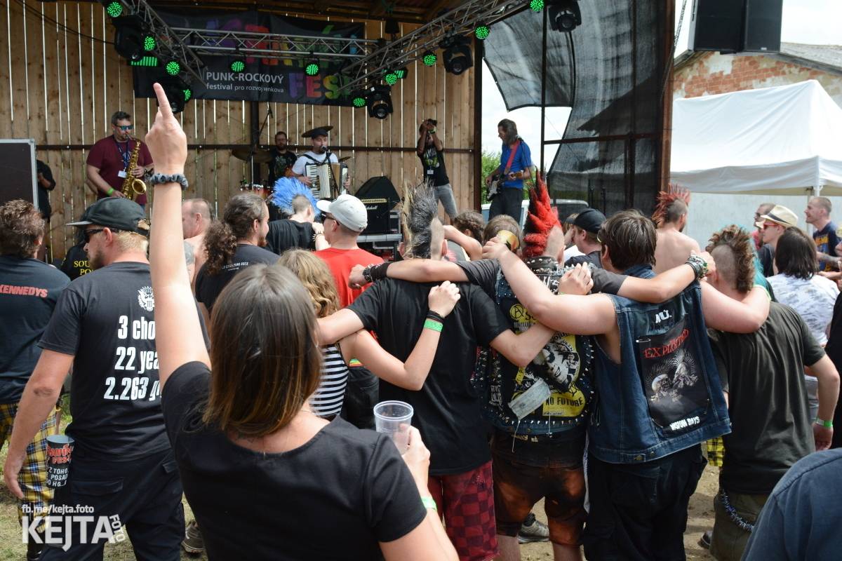 Totální punková jízda - to byl druhý den Kravín Festu