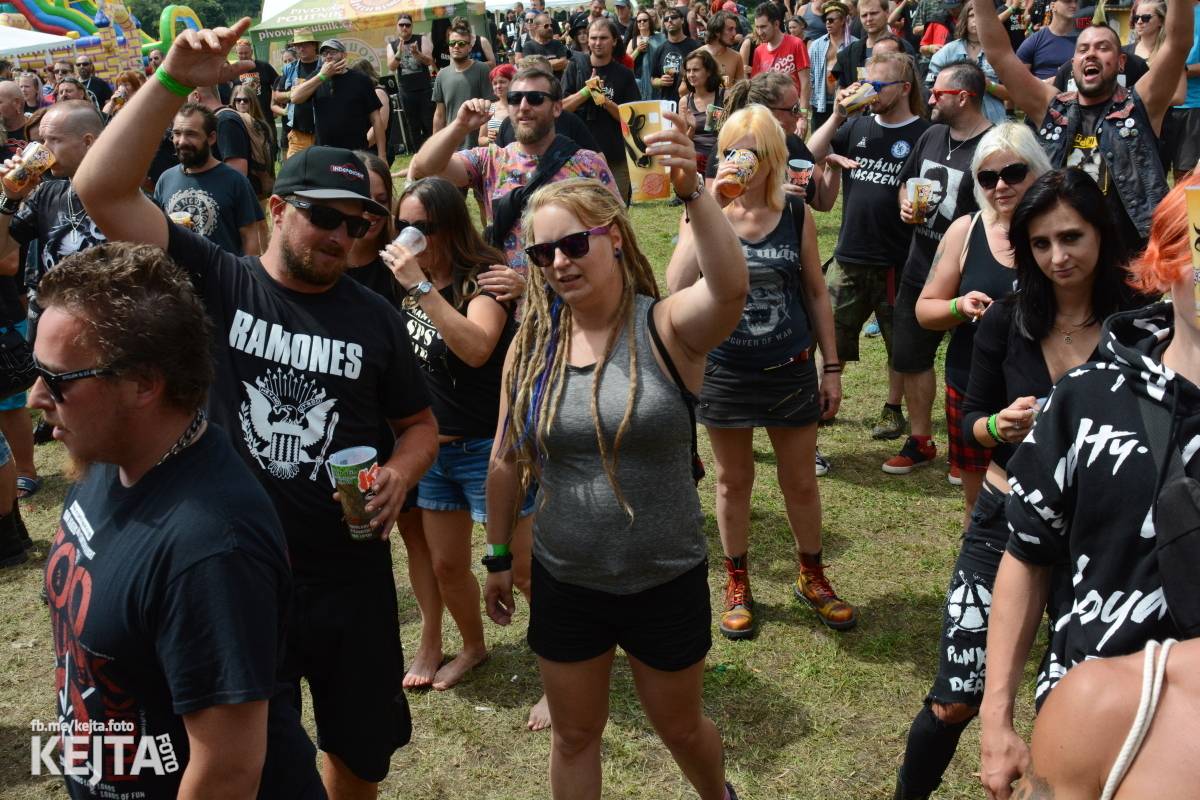 Totální punková jízda - to byl druhý den Kravín Festu