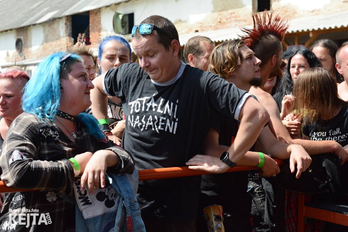 Totální punková jízda - to byl druhý den Kravín Festu