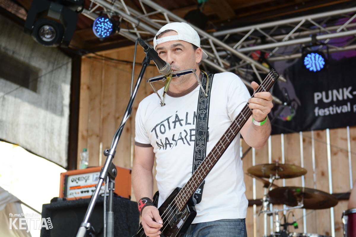 Totální punková jízda - to byl druhý den Kravín Festu