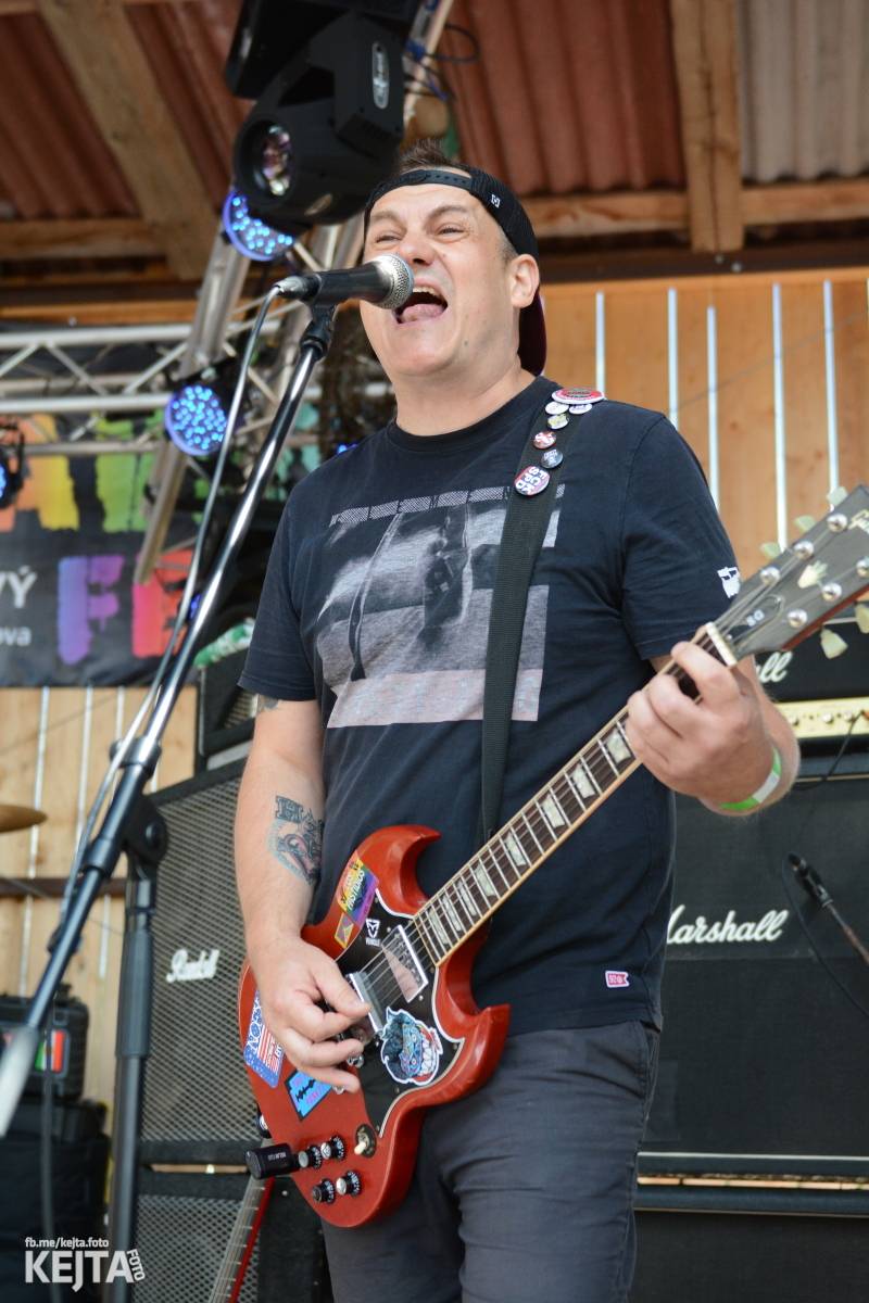 Totální punková jízda - to byl druhý den Kravín Festu