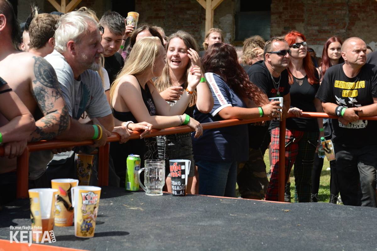 Totální punková jízda - to byl druhý den Kravín Festu