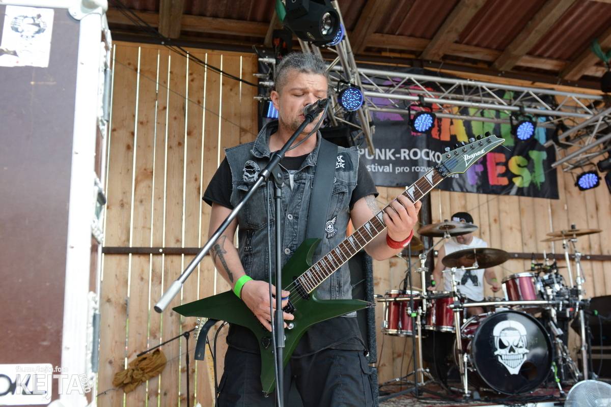 Totální punková jízda - to byl druhý den Kravín Festu