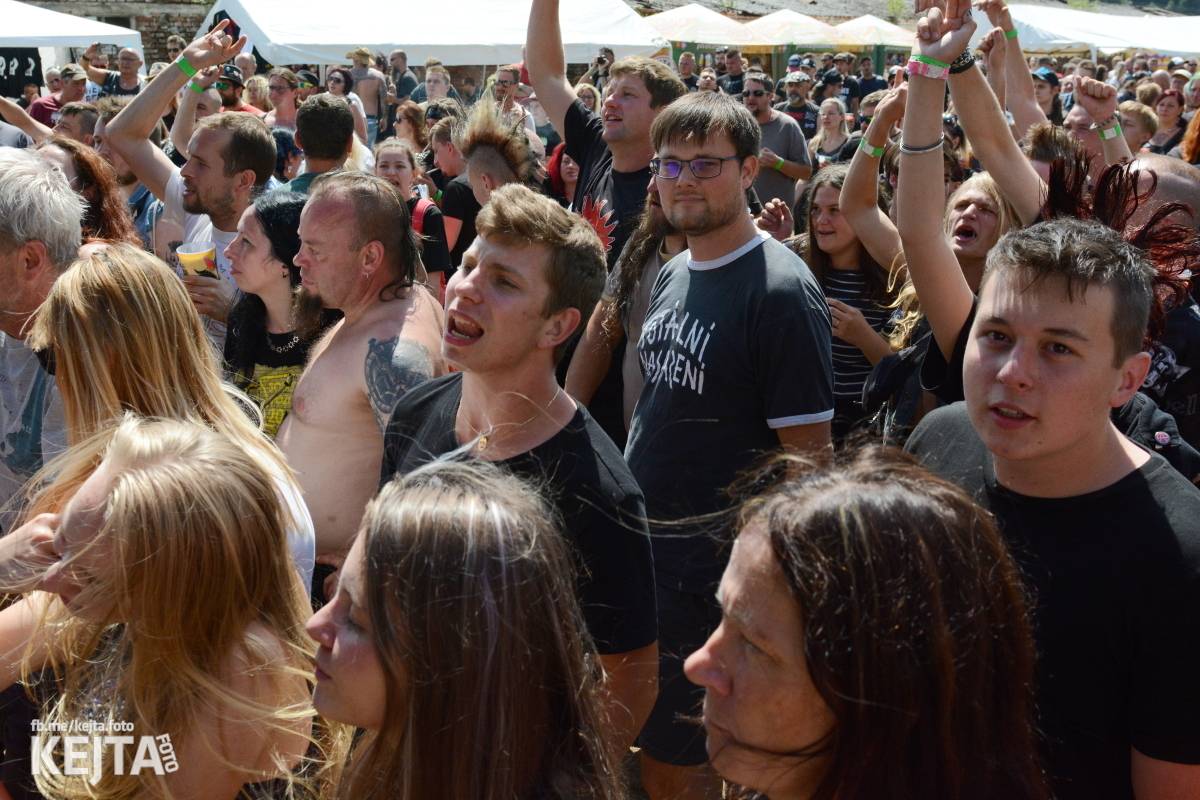 Totální punková jízda - to byl druhý den Kravín Festu