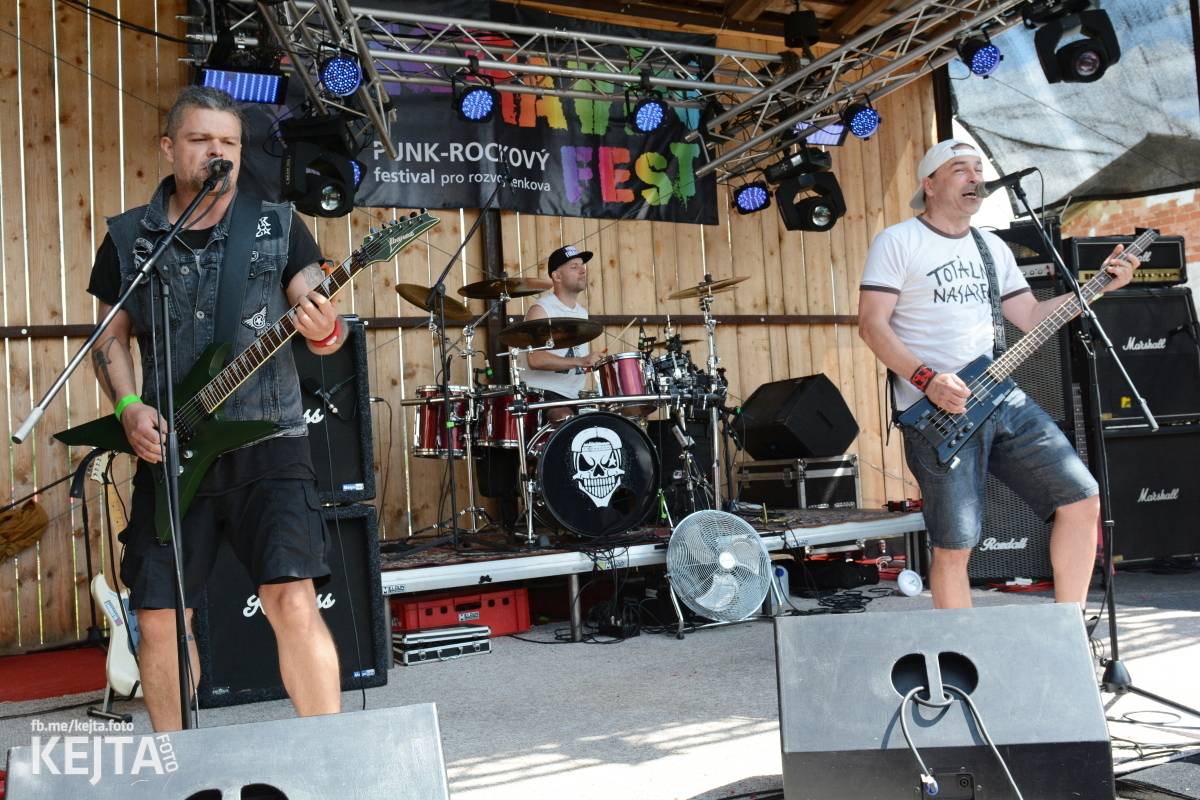 Totální punková jízda - to byl druhý den Kravín Festu