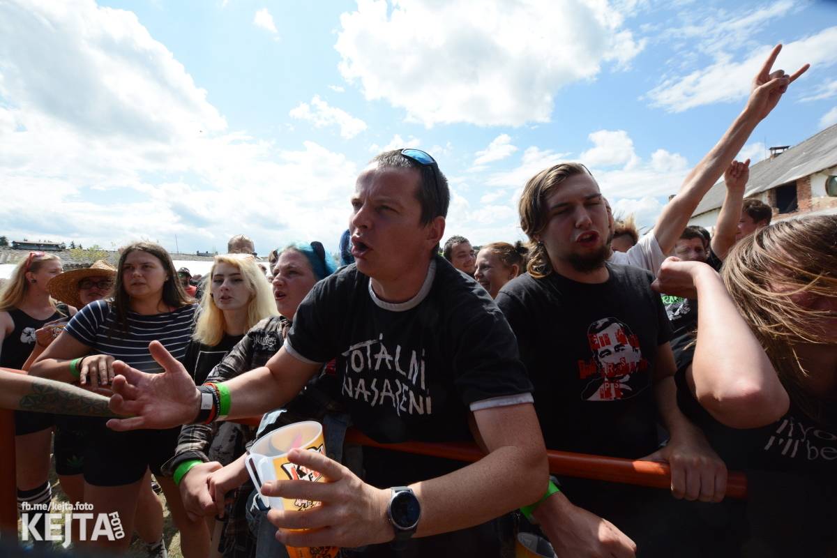 Totální punková jízda - to byl druhý den Kravín Festu