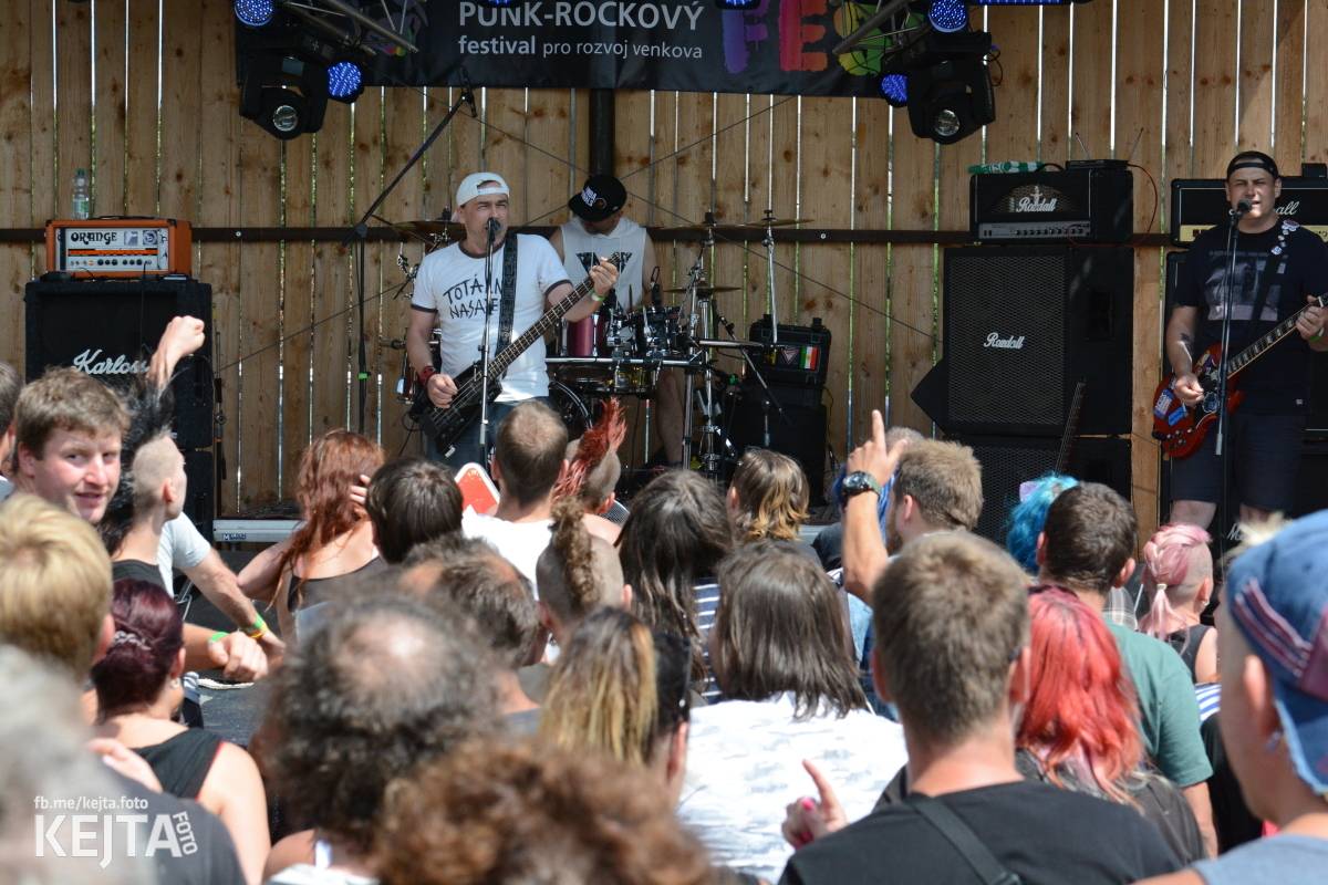 Totální punková jízda - to byl druhý den Kravín Festu