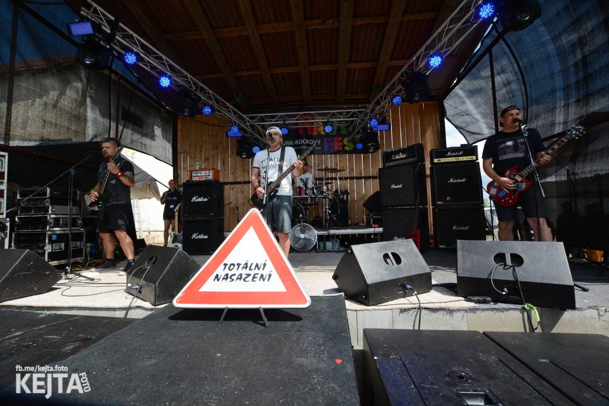 Totální punková jízda - to byl druhý den Kravín Festu