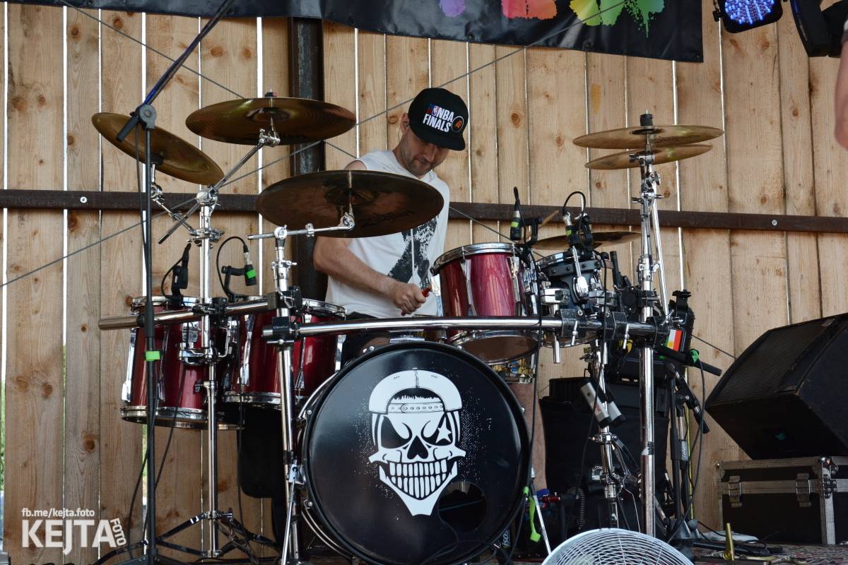 Totální punková jízda - to byl druhý den Kravín Festu