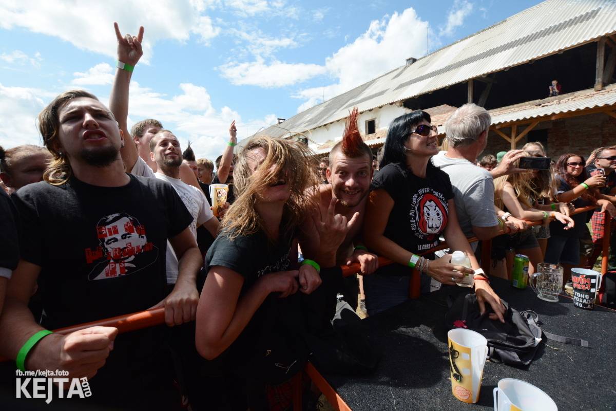 Totální punková jízda - to byl druhý den Kravín Festu