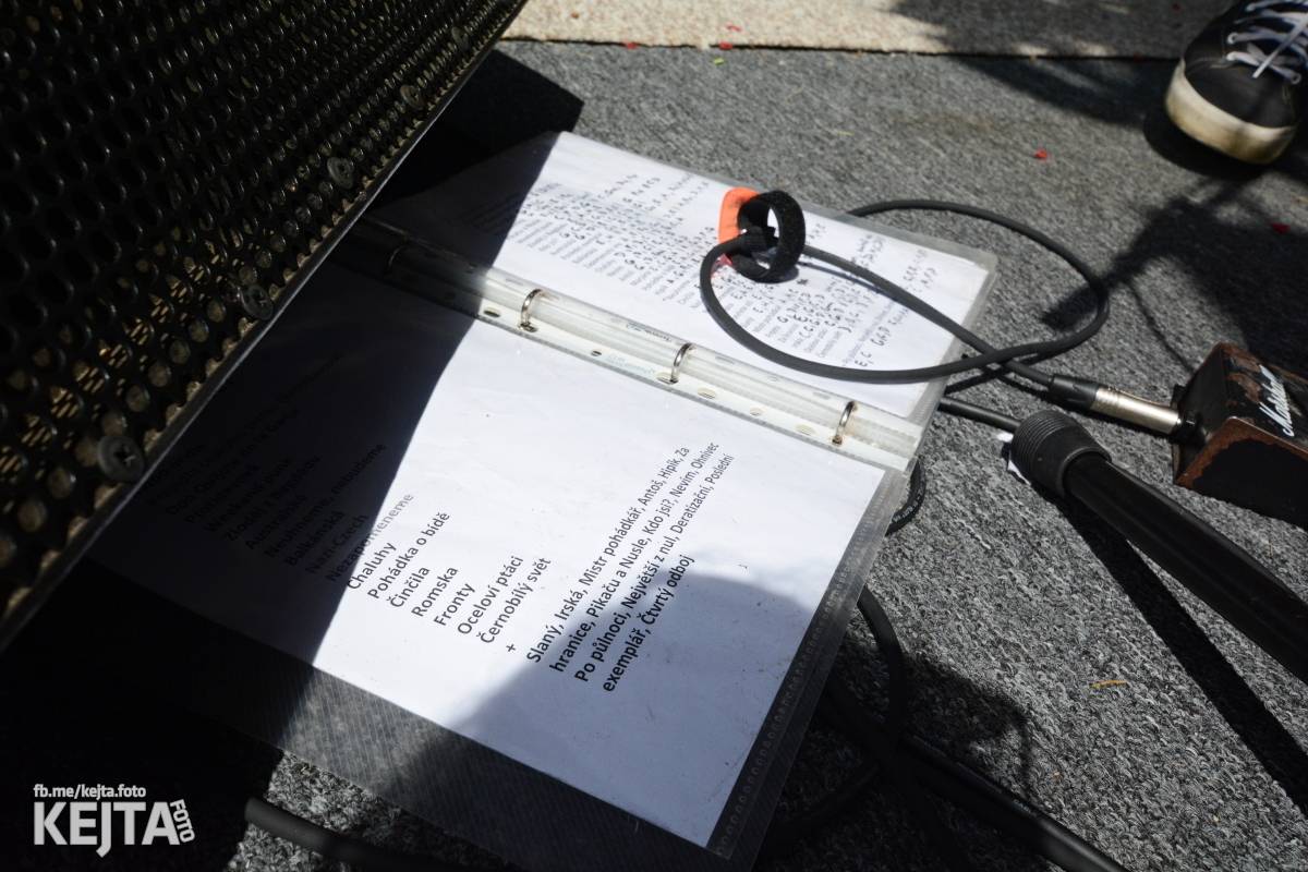 Totální punková jízda - to byl druhý den Kravín Festu