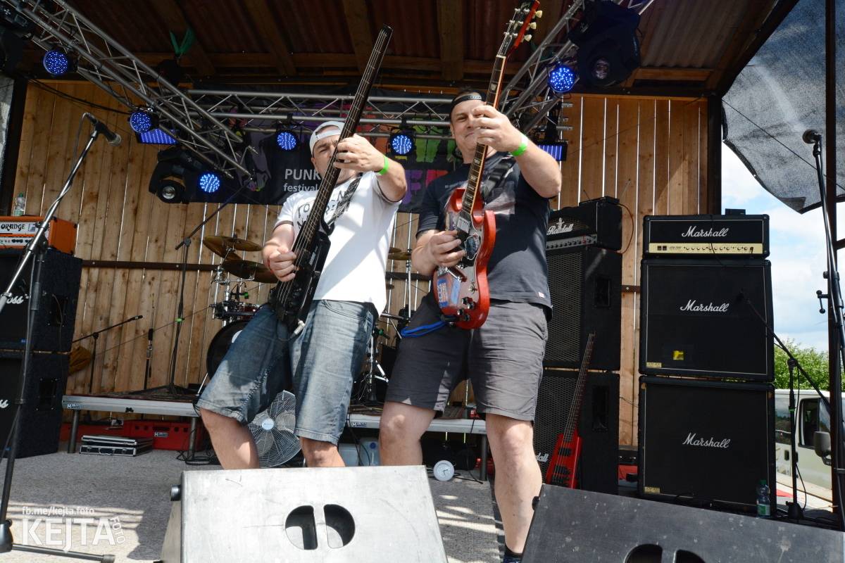 Totální punková jízda - to byl druhý den Kravín Festu