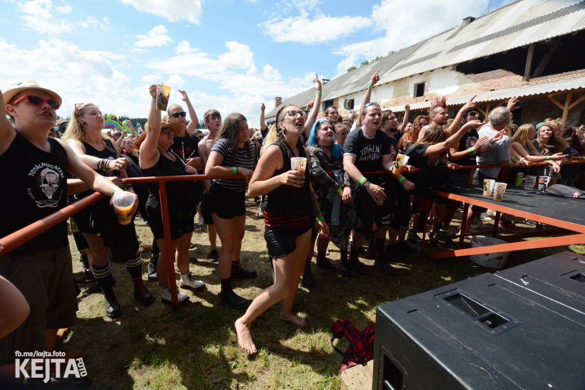 Totální punková jízda - to byl druhý den Kravín Festu