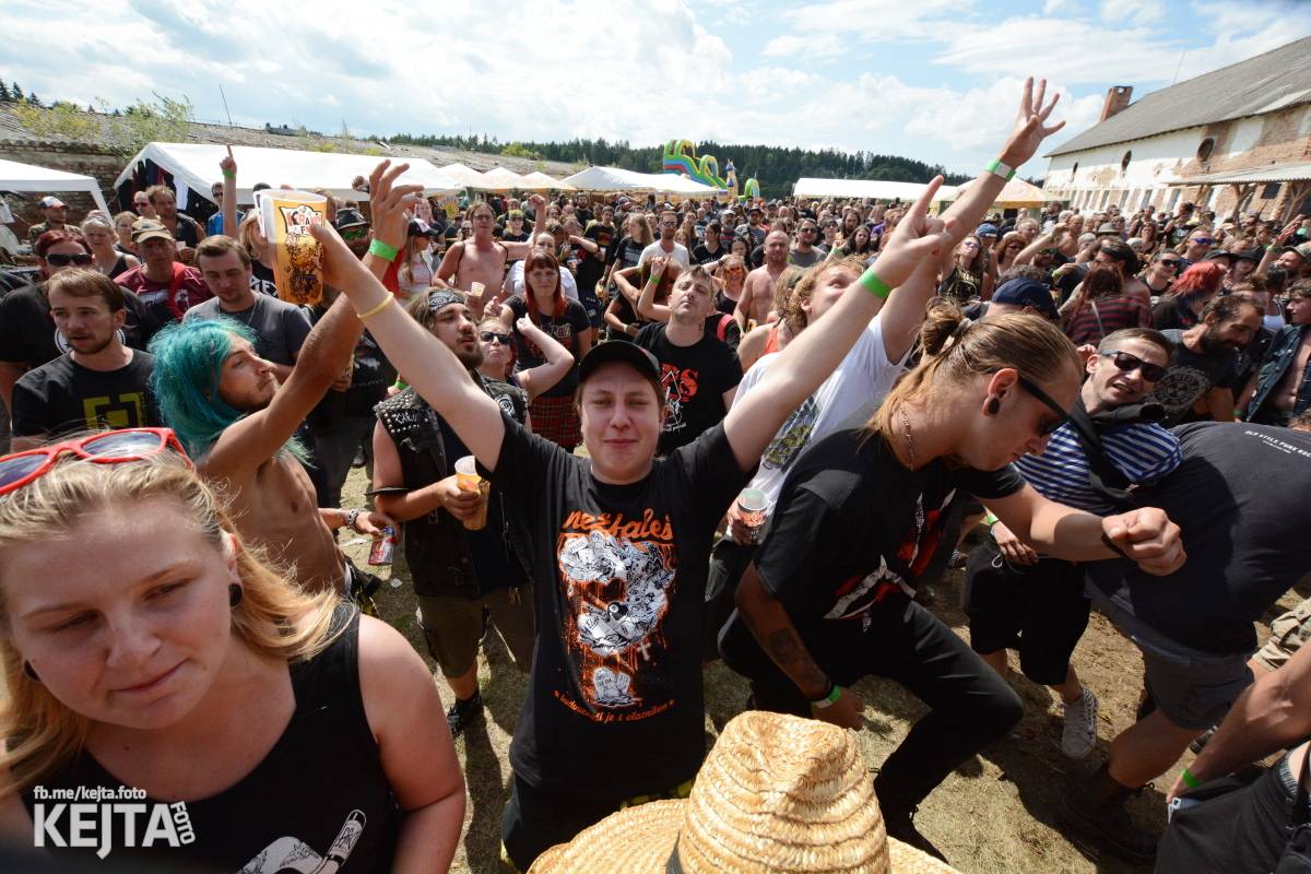 Totální punková jízda - to byl druhý den Kravín Festu