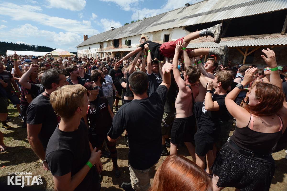 Totální punková jízda - to byl druhý den Kravín Festu