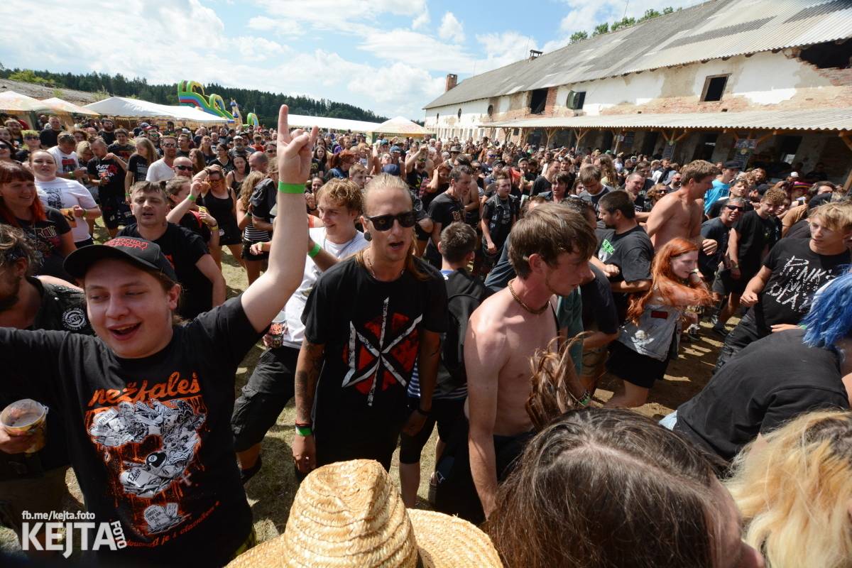 Totální punková jízda - to byl druhý den Kravín Festu