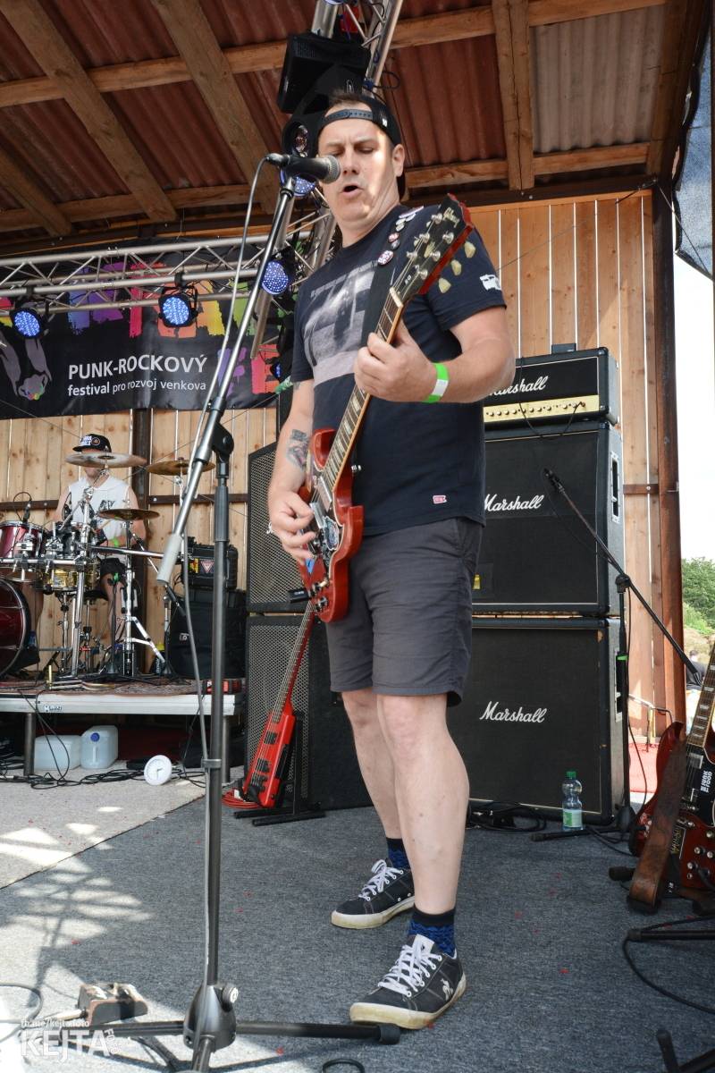 Totální punková jízda - to byl druhý den Kravín Festu