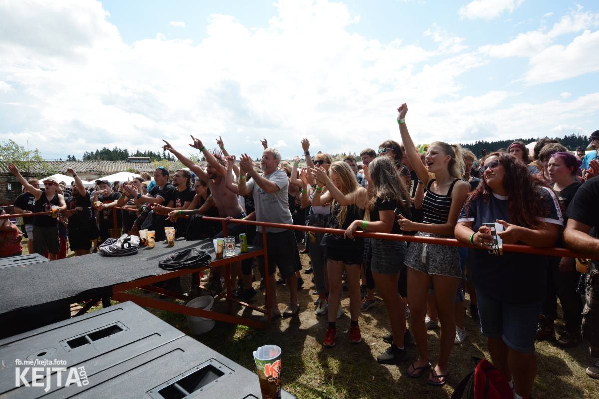 Totální punková jízda - to byl druhý den Kravín Festu