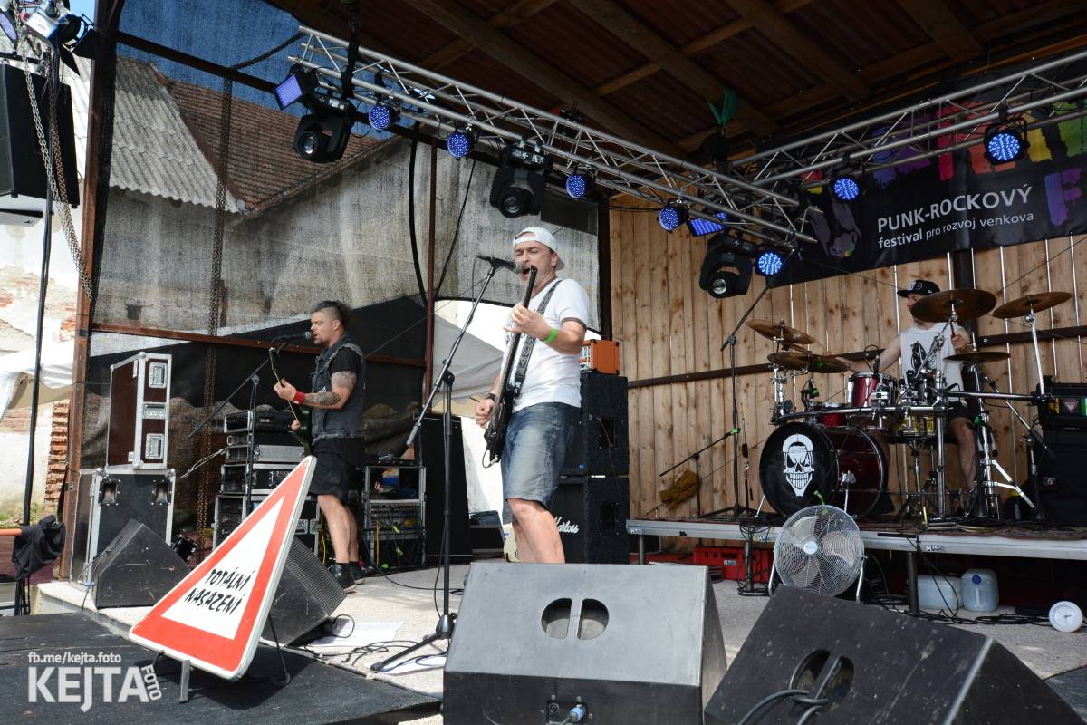 Totální punková jízda - to byl druhý den Kravín Festu