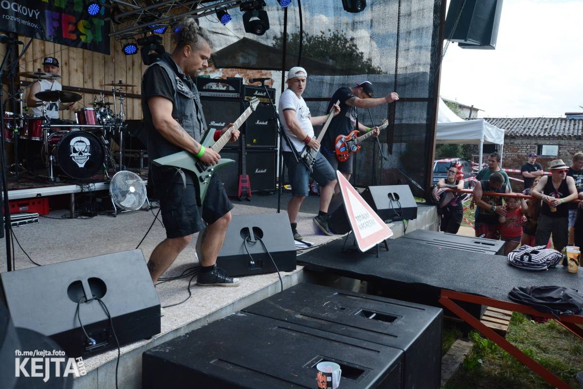Totální punková jízda - to byl druhý den Kravín Festu