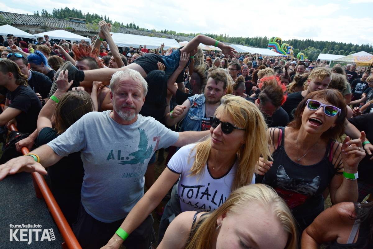 Totální punková jízda - to byl druhý den Kravín Festu