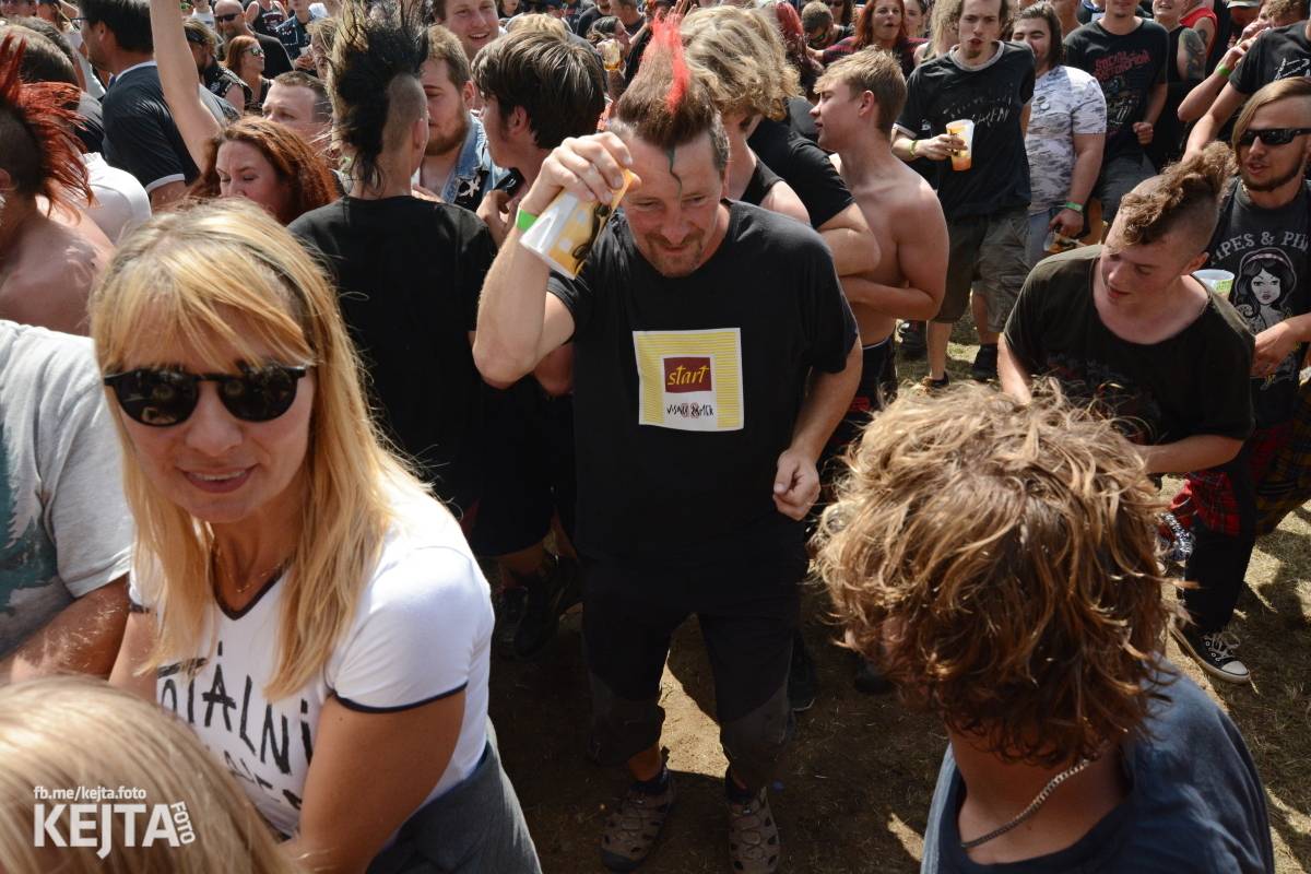 Totální punková jízda - to byl druhý den Kravín Festu