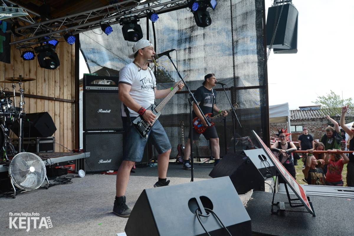 Totální punková jízda - to byl druhý den Kravín Festu