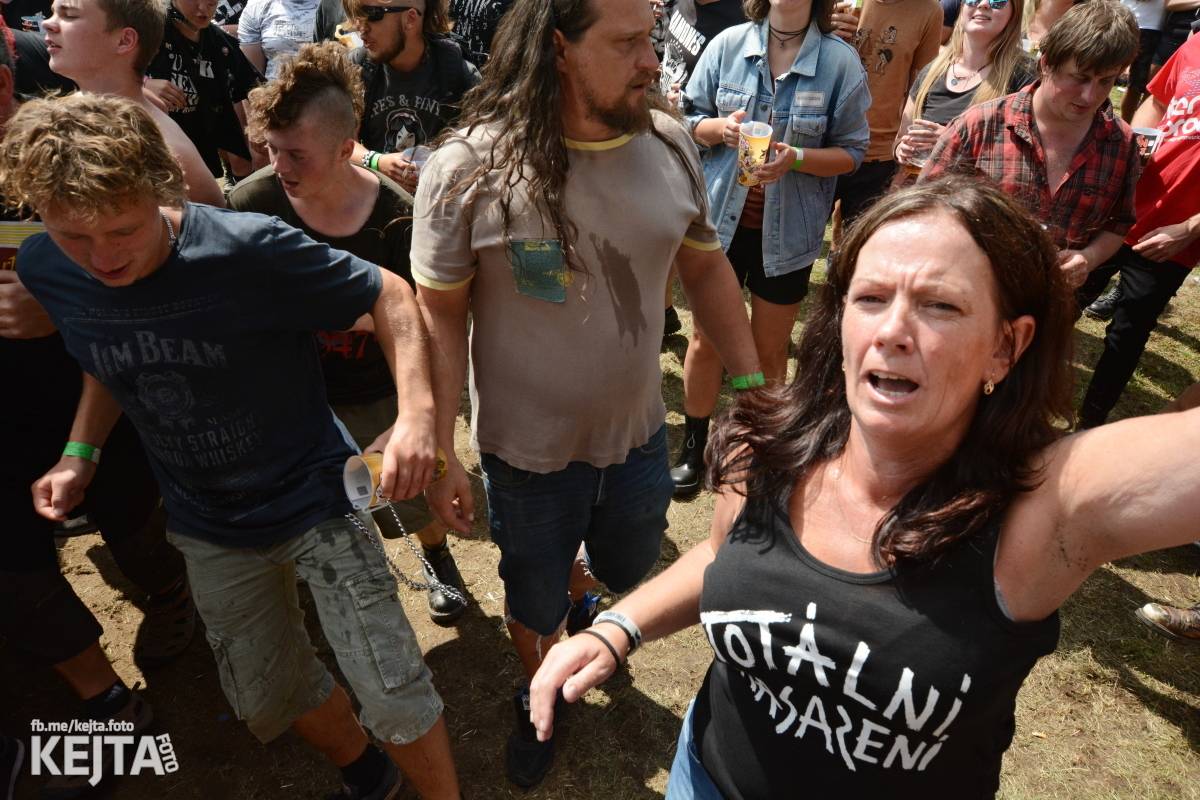 Totální punková jízda - to byl druhý den Kravín Festu