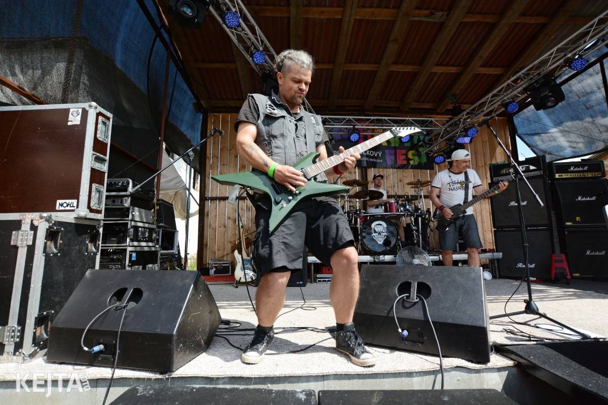 Totální punková jízda - to byl druhý den Kravín Festu