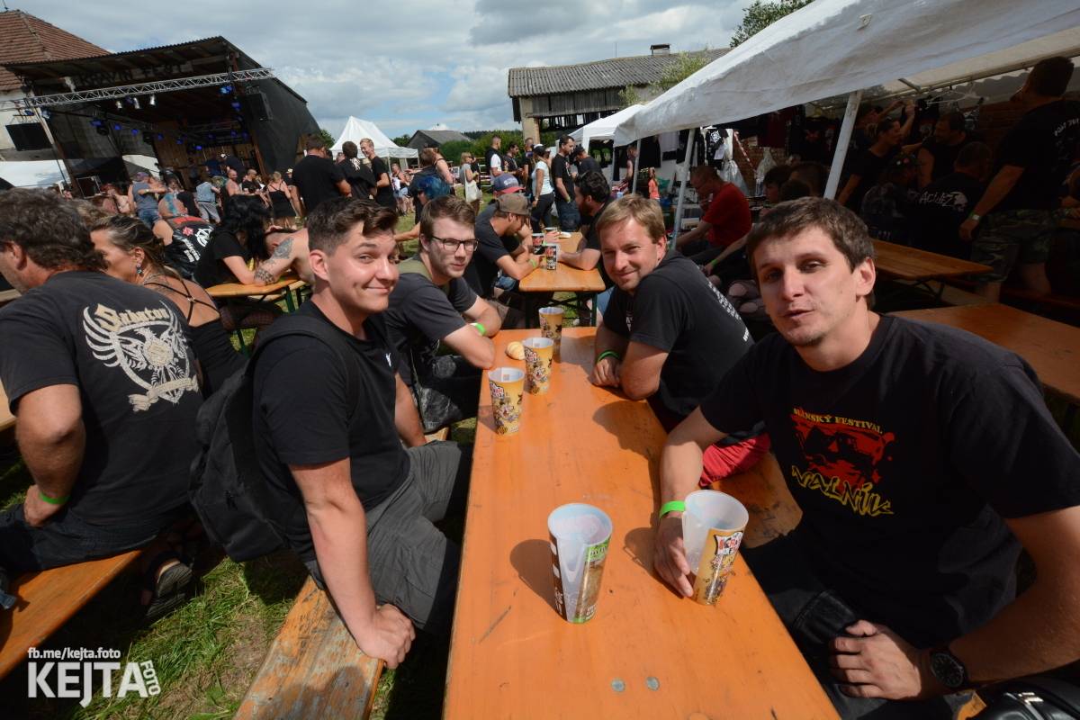 Totální punková jízda - to byl druhý den Kravín Festu