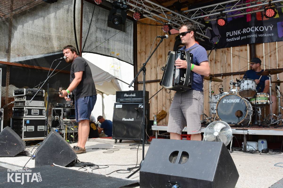 Totální punková jízda - to byl druhý den Kravín Festu