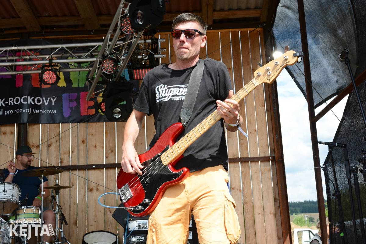 Totální punková jízda - to byl druhý den Kravín Festu