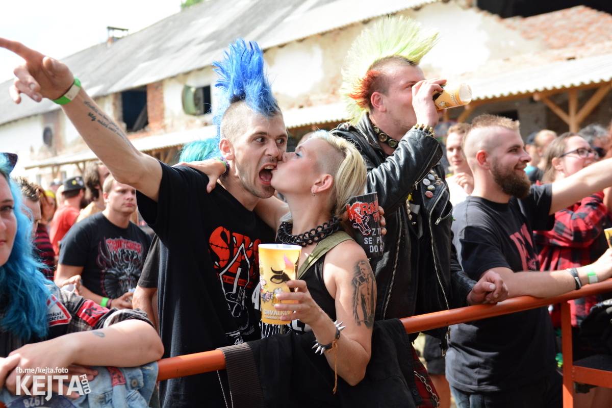 Totální punková jízda - to byl druhý den Kravín Festu