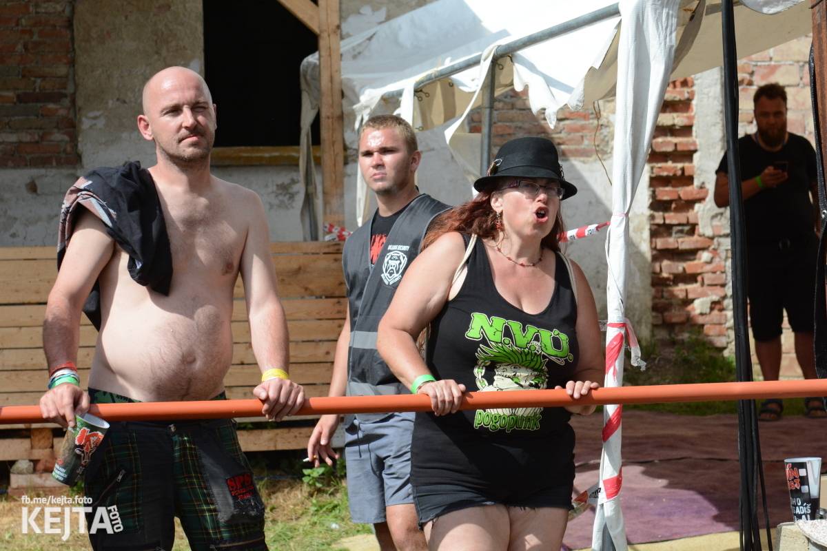 Totální punková jízda - to byl druhý den Kravín Festu