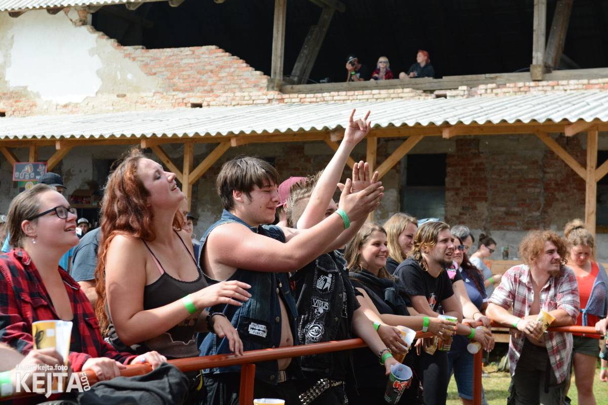 Totální punková jízda - to byl druhý den Kravín Festu