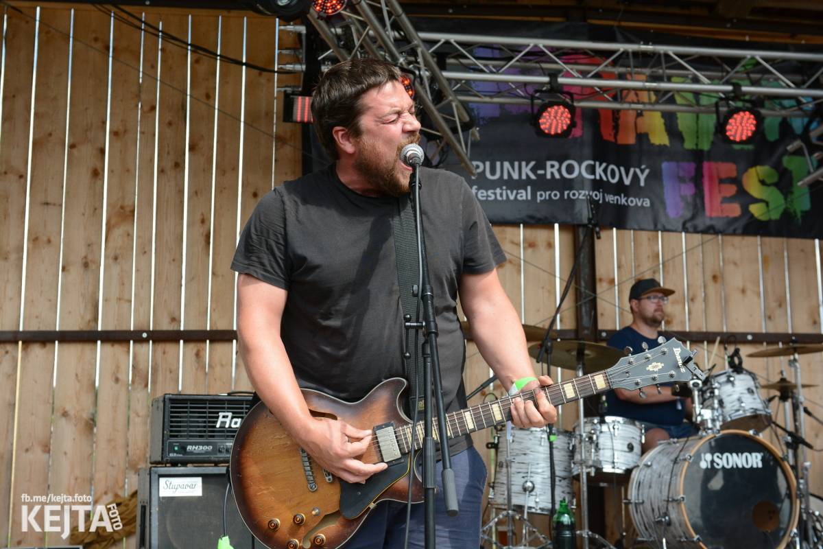 Totální punková jízda - to byl druhý den Kravín Festu