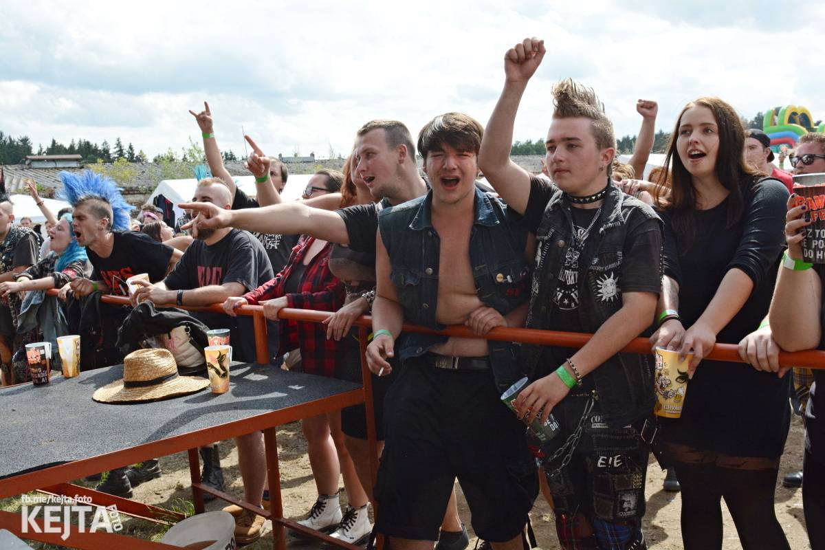 Totální punková jízda - to byl druhý den Kravín Festu