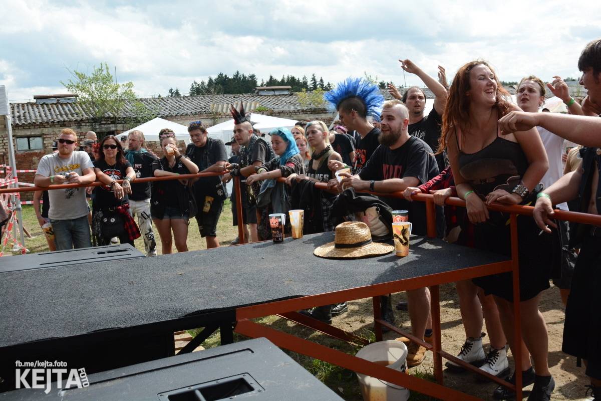 Totální punková jízda - to byl druhý den Kravín Festu