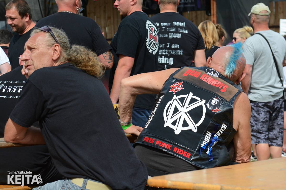 Totální punková jízda - to byl druhý den Kravín Festu