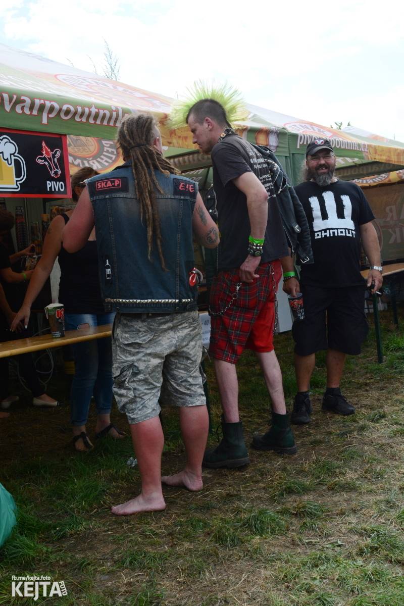 Totální punková jízda - to byl druhý den Kravín Festu