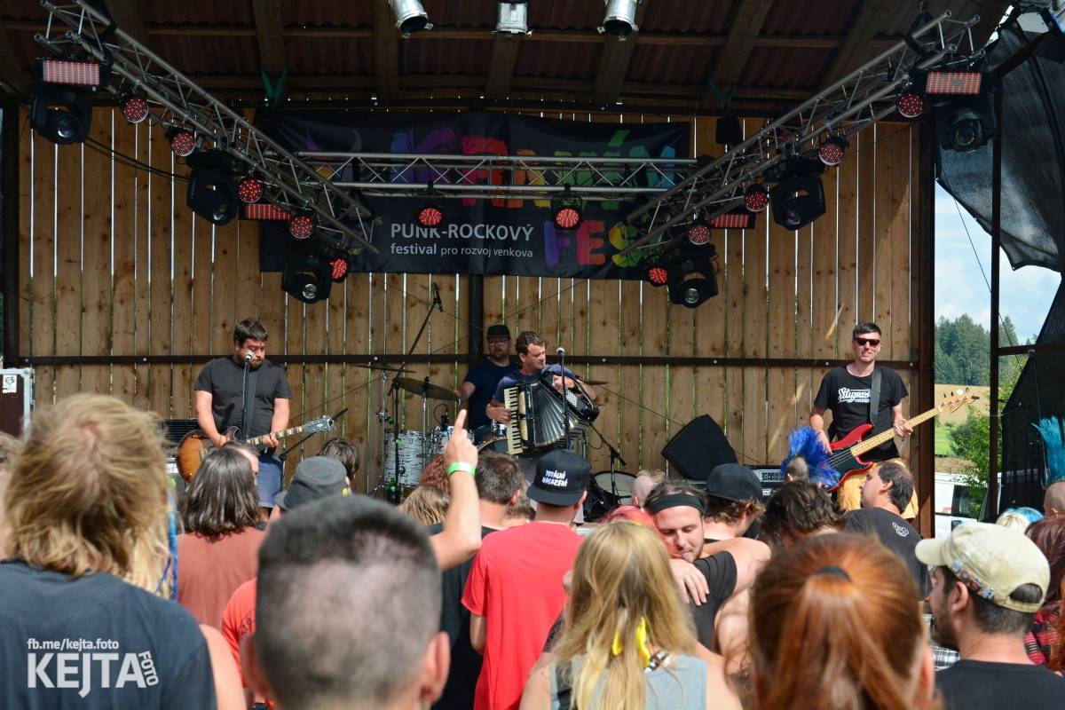 Totální punková jízda - to byl druhý den Kravín Festu